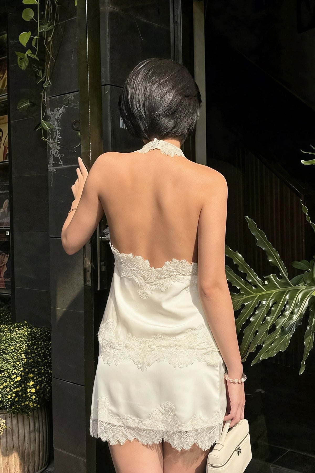 Vestido mini de renda com decote halter Lena