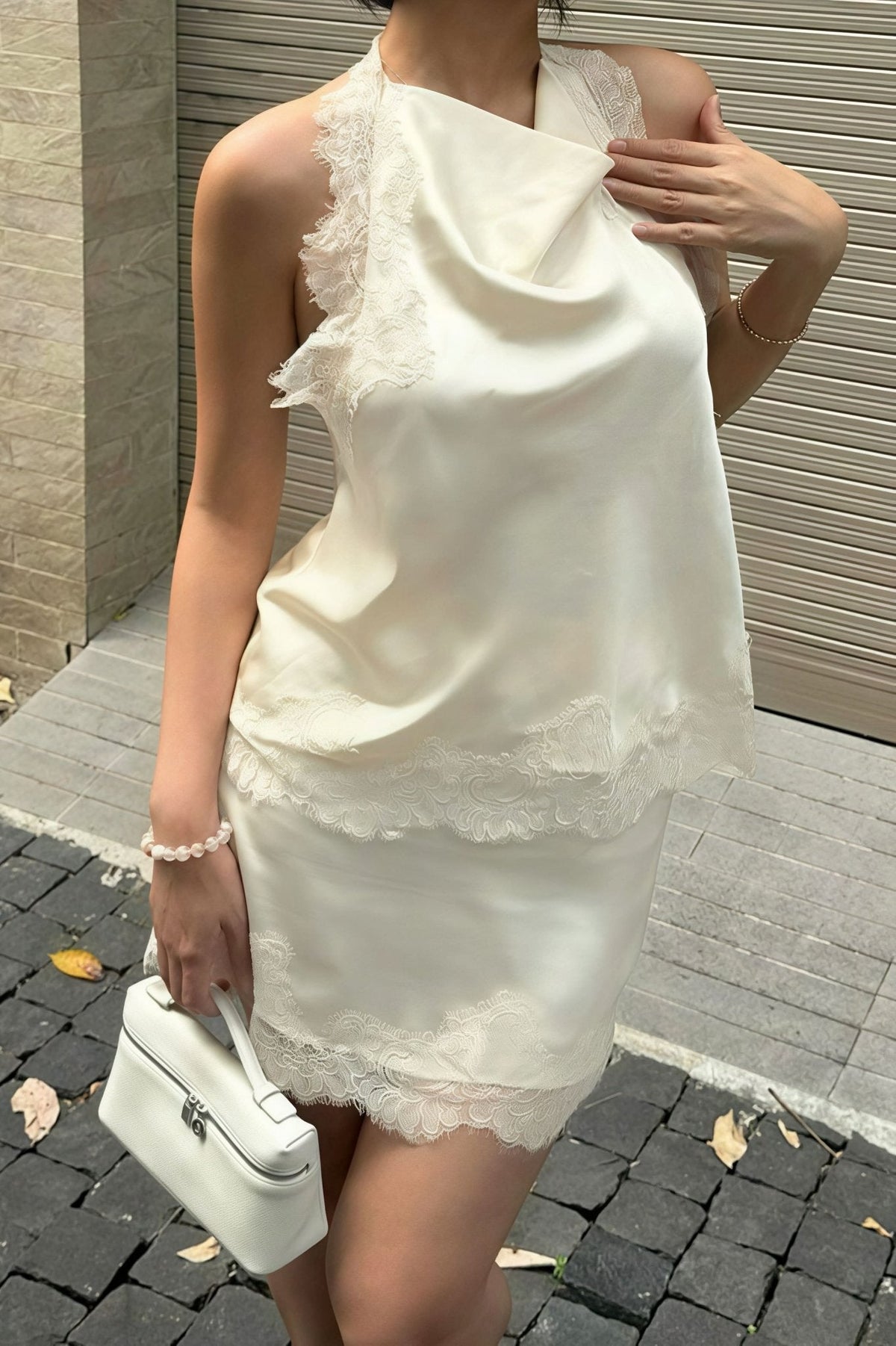 Vestido mini de renda com decote halter Lena