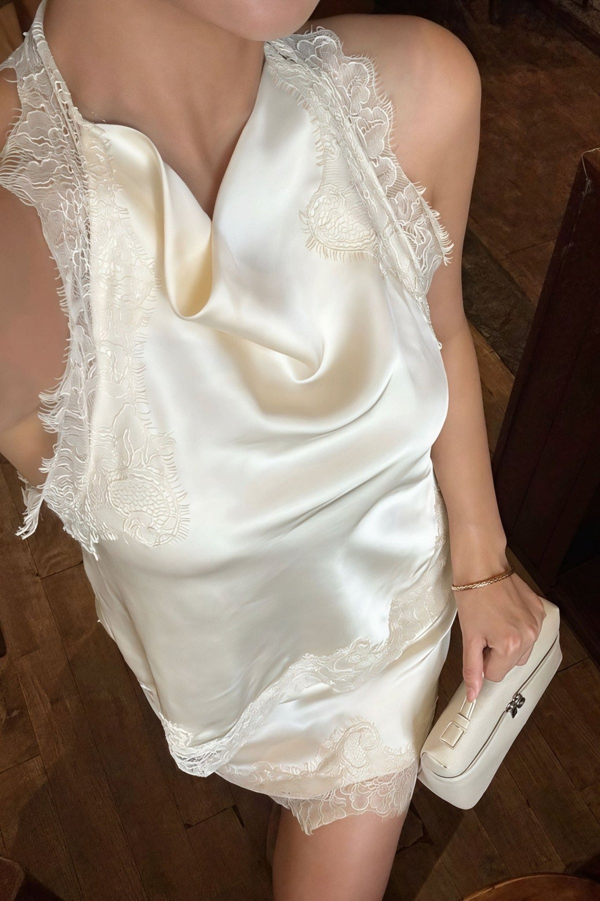 Vestido mini de renda com decote halter Lena