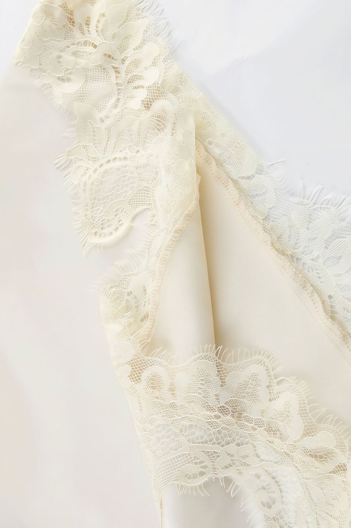 Vestido mini de renda com decote halter Lena