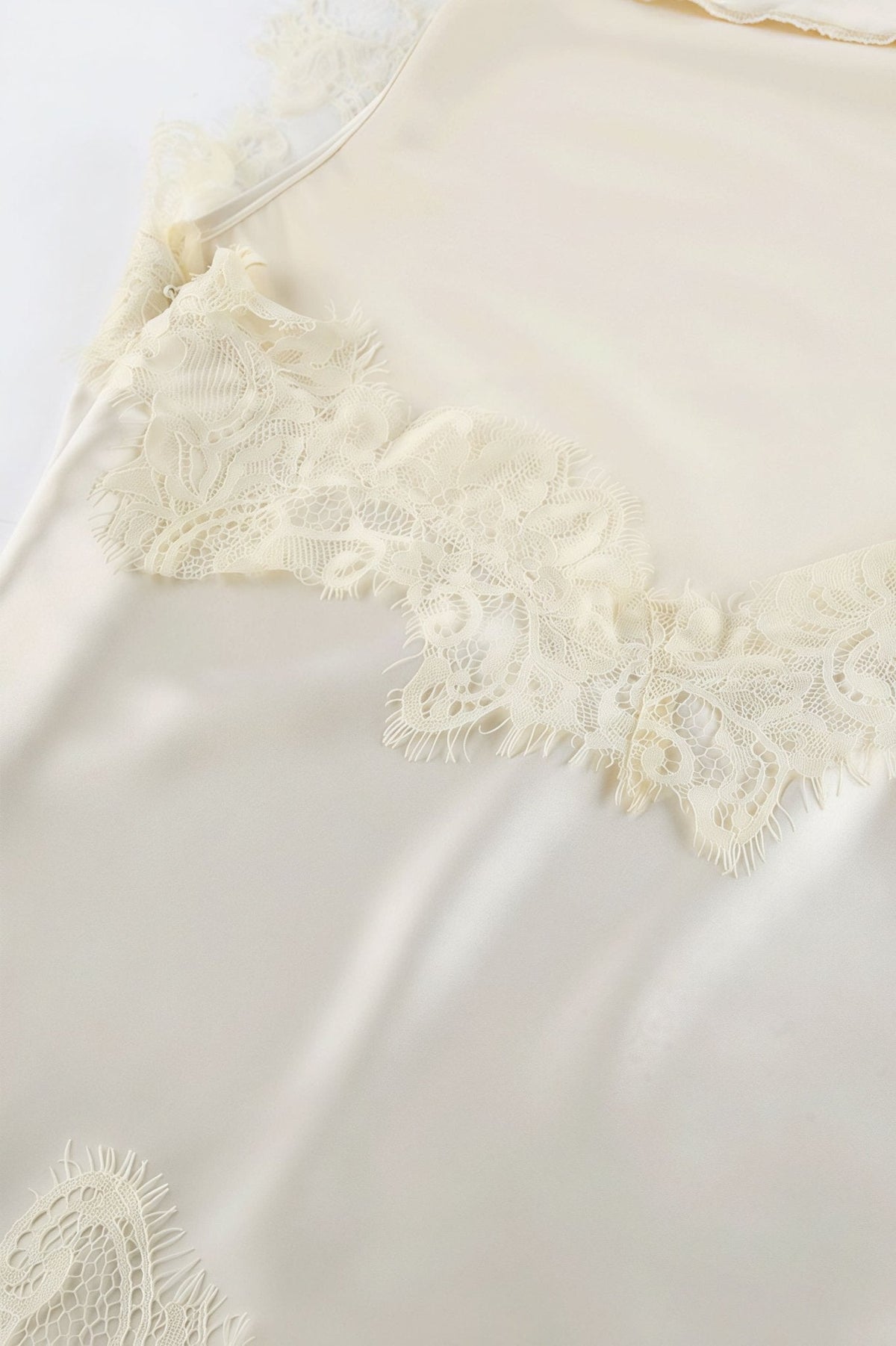 Vestido mini de renda com decote halter Lena