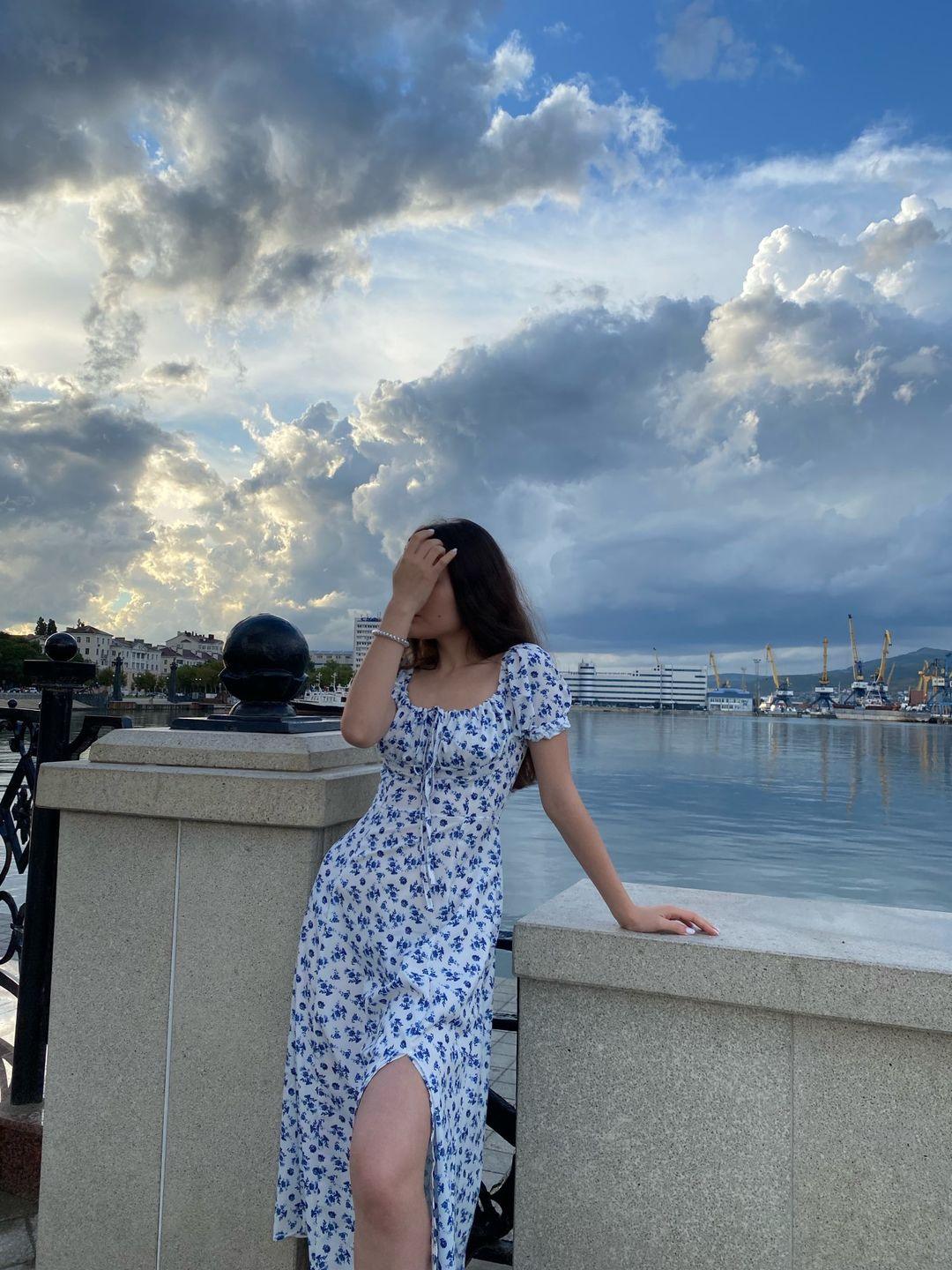 Vestido midi floral com mangas balão Lena