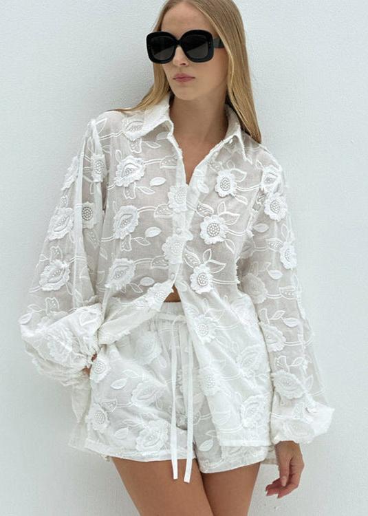 Conjunto de camisa transparente bordada e calções de cintura subida Lily