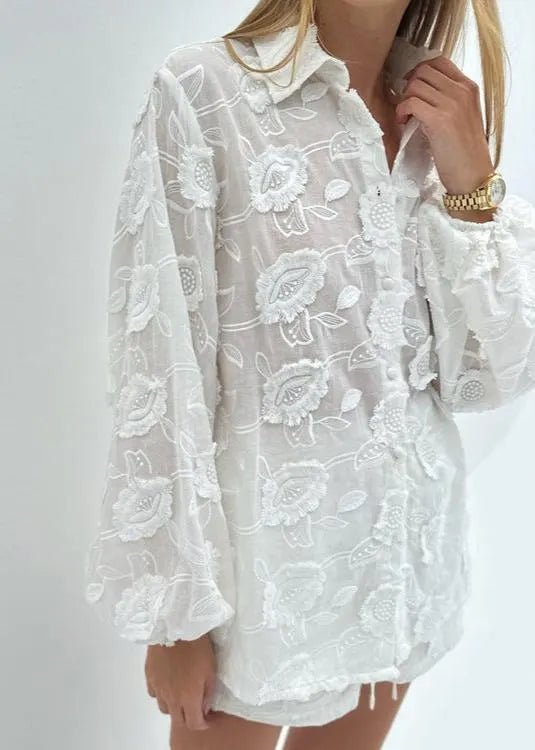 Conjunto de camisa transparente bordada e calções de cintura subida Lily