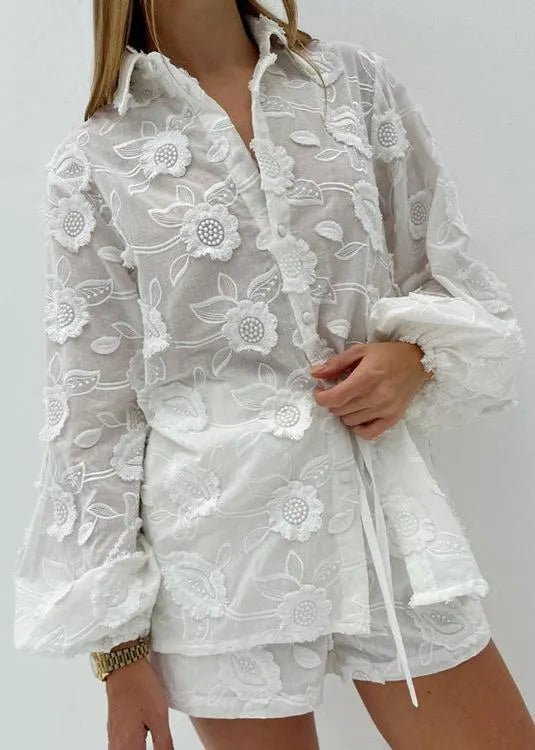Conjunto de camisa transparente bordada e calções de cintura subida Lily