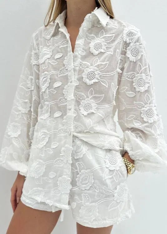 Conjunto de camisa transparente bordada e calções de cintura subida Lily