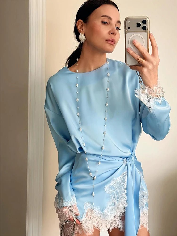 Vestido de cetim com renda e detalhe de laço Linda
