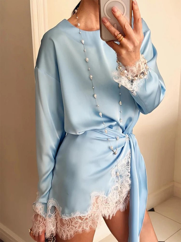 Vestido de cetim com renda e detalhe de laço Linda