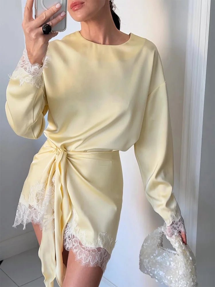 Vestido de cetim com renda e detalhe de laço Linda