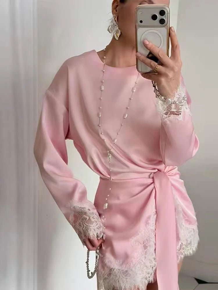 Vestido de cetim com renda e detalhe de laço Linda