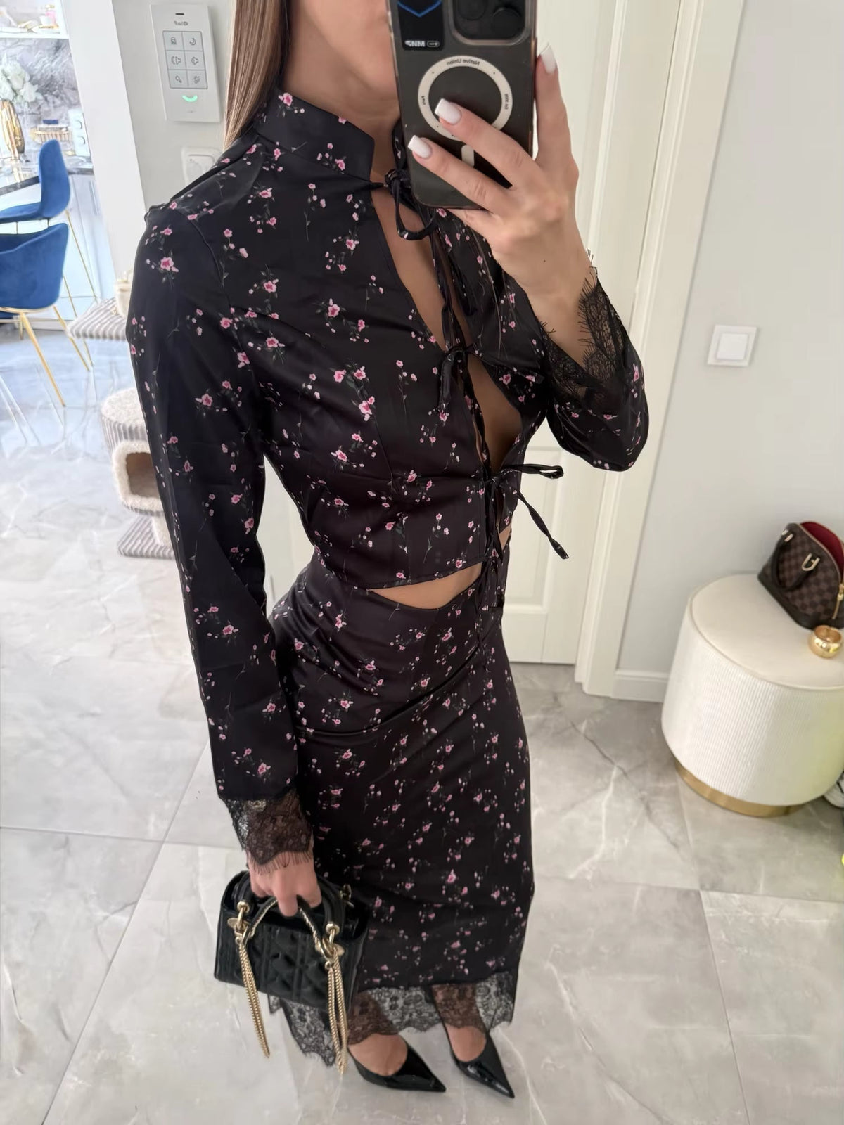 Conjunto de top floral vazado com acabamento em renda e saia comprida Lisa