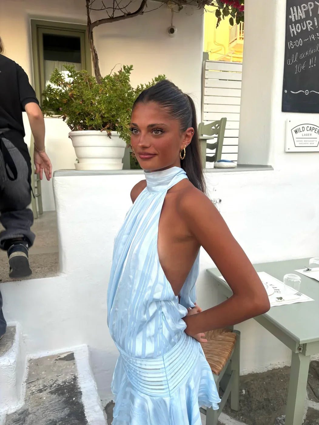 Vestido curto às riscas, com decote halter e costas abertas Lola