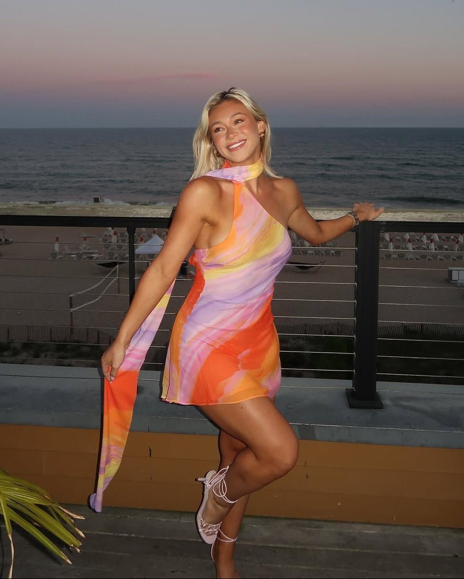 Vestido curto com acabamento acetinado e de um ombro Lotte