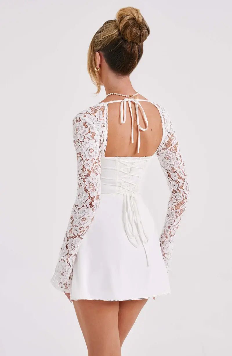 Vestido curto Louise com detalhes de renda