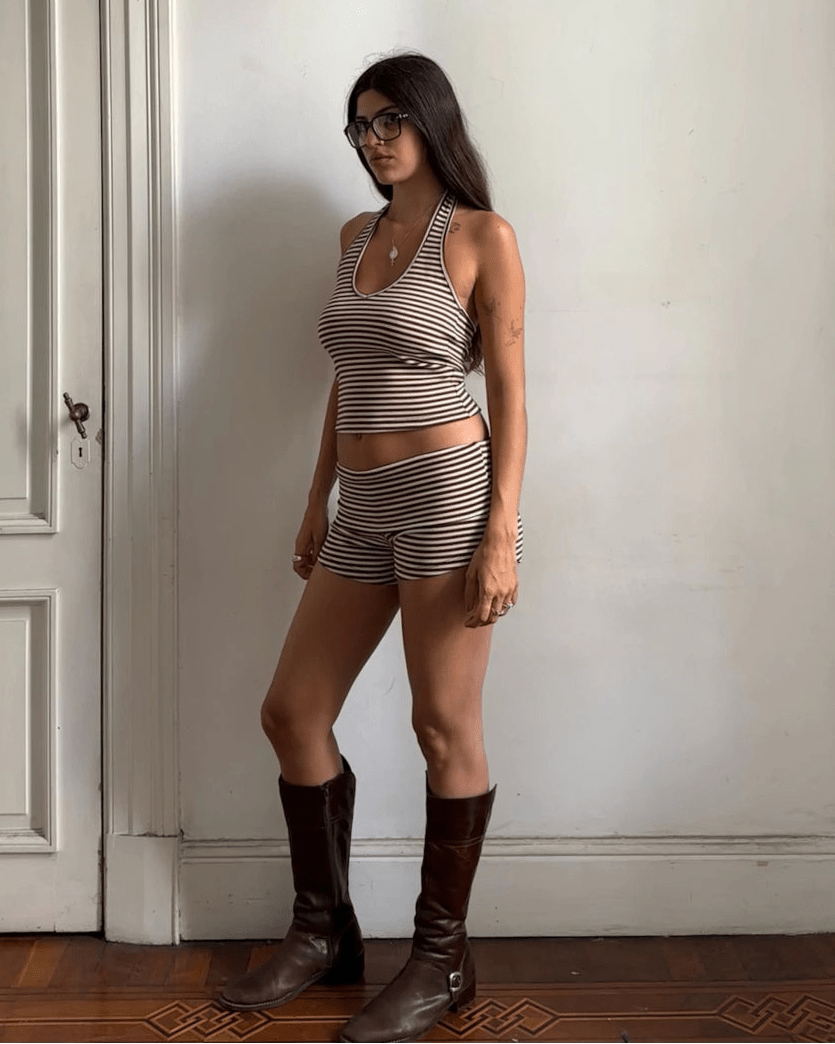 Conjunto Lucy às riscas, com top cai-cai e calções