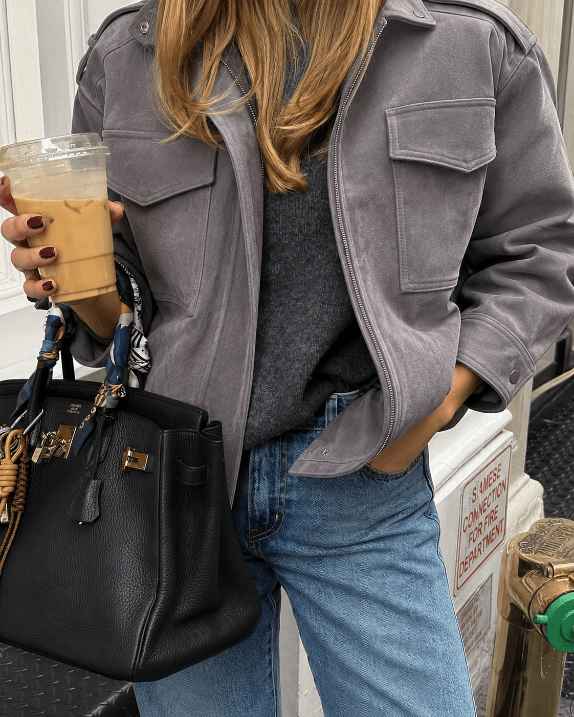 Casaco Marianne em camurça com gola alta e bolsos