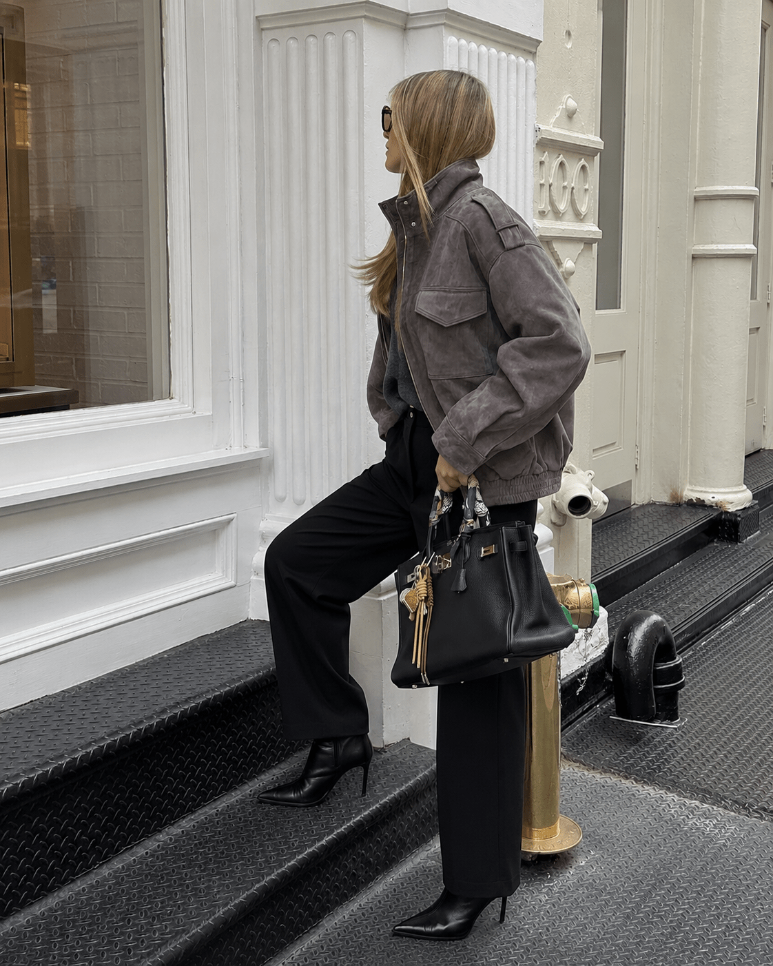 Casaco Marianne em camurça com gola alta e bolsos
