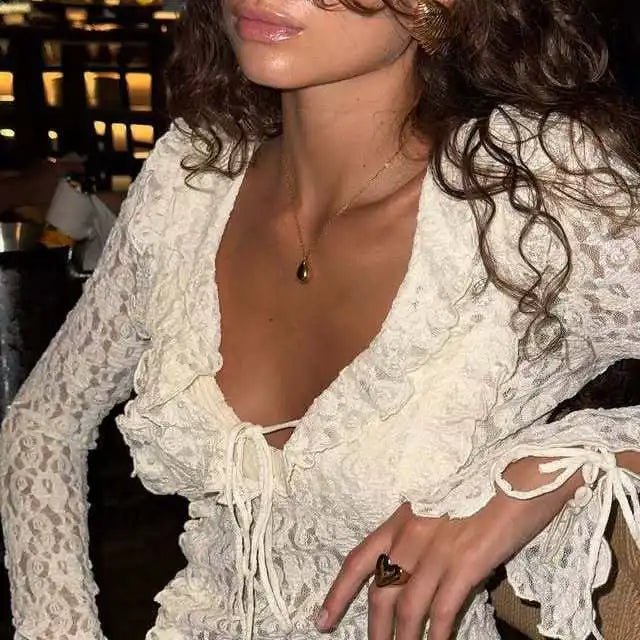 Top de gola de renda com camadas Mary