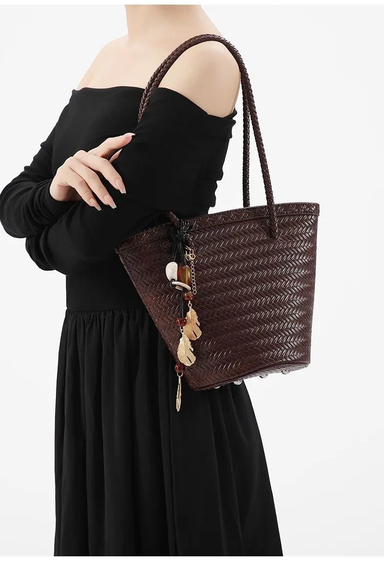Carteira tipo balde entrançada Meryl com bolsa