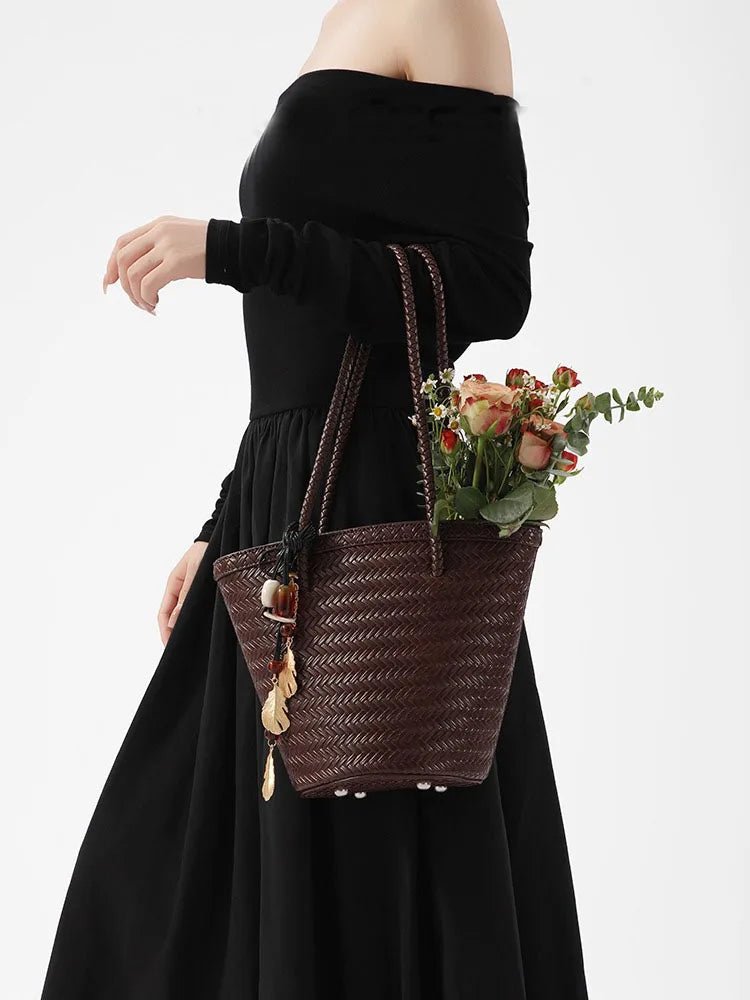 Carteira tipo balde entrançada Meryl com bolsa