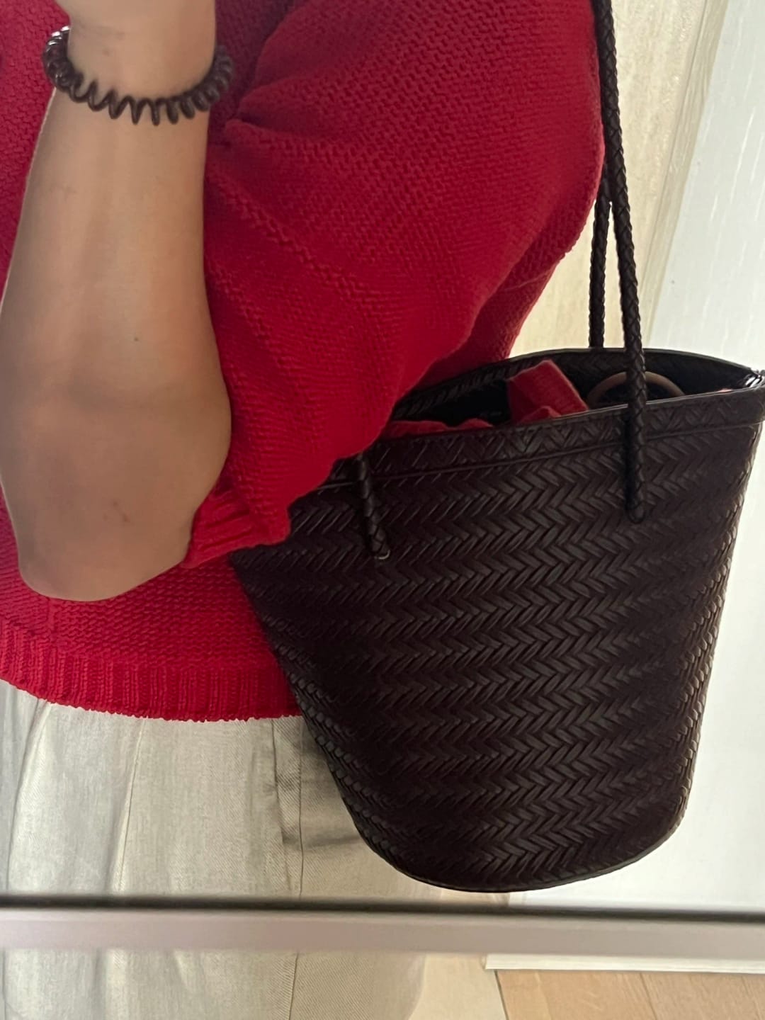 Carteira tipo balde entrançada Meryl com bolsa