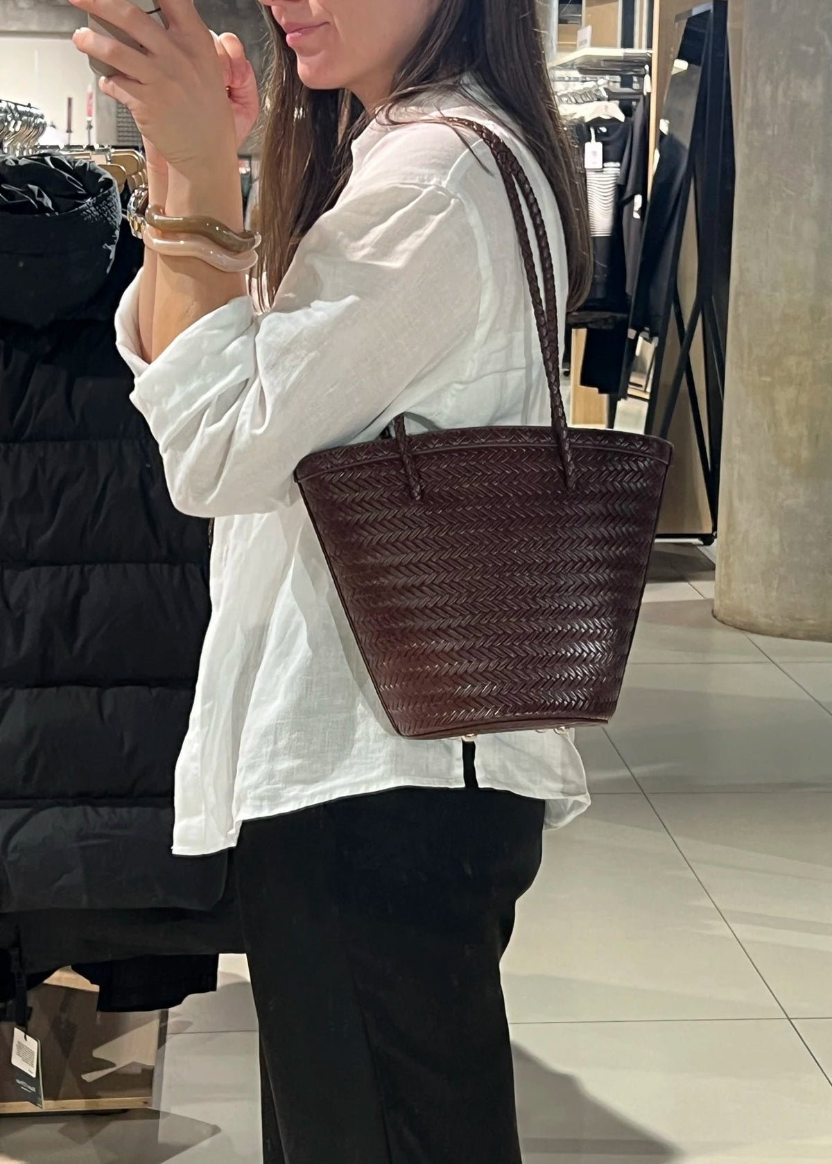Carteira tipo balde entrançada Meryl com bolsa
