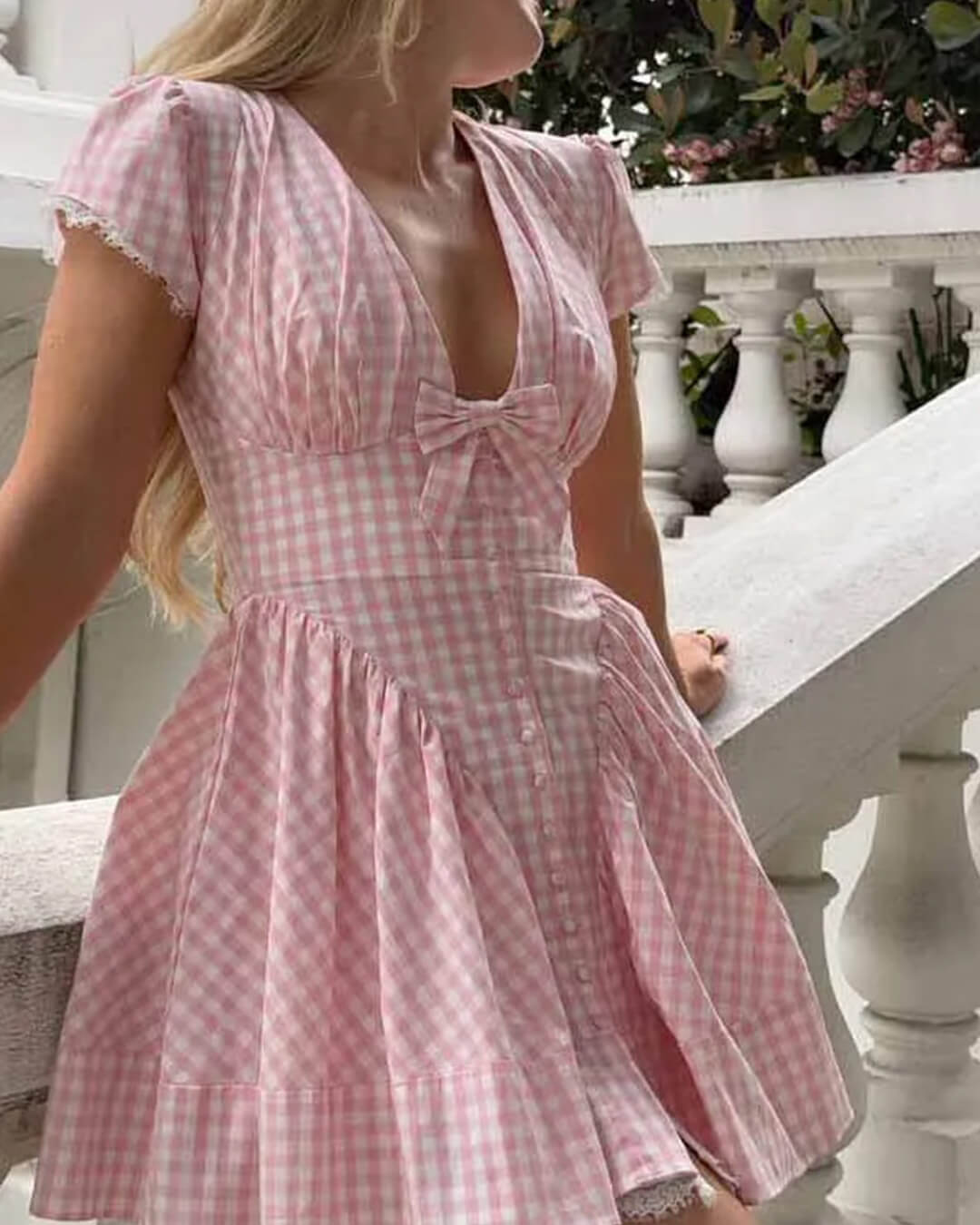 Vestido mini com laço e decote em V Mia
