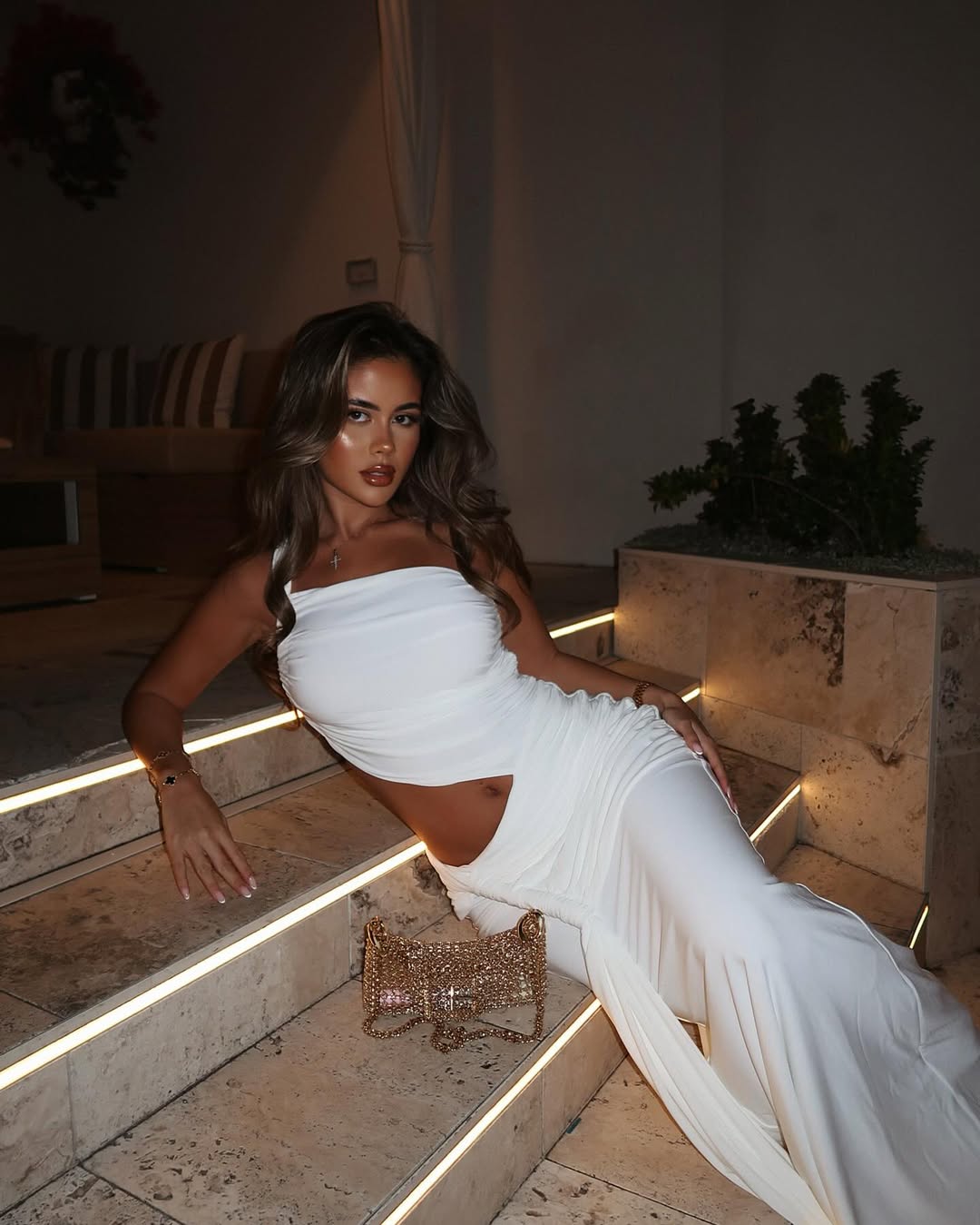 Vestido comprido Mirelle de um ombro só com recortes