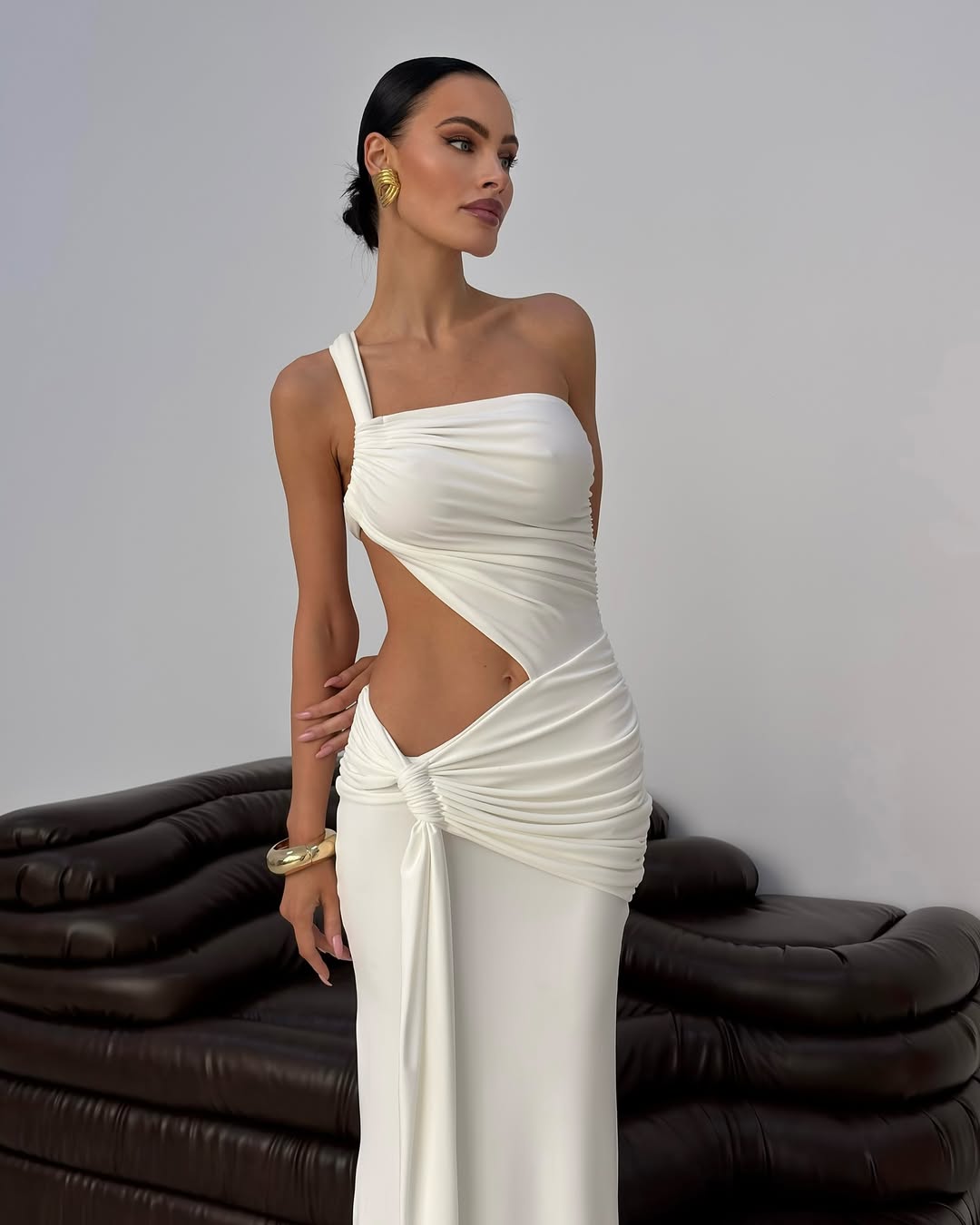 Vestido comprido Mirelle de um ombro só com recortes