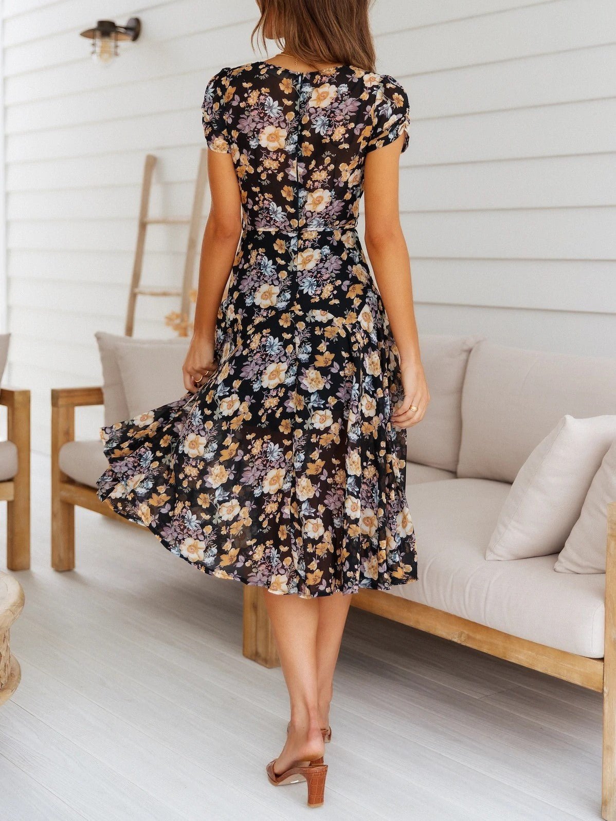 Vestido midi Mona com decote em V e padrão floral