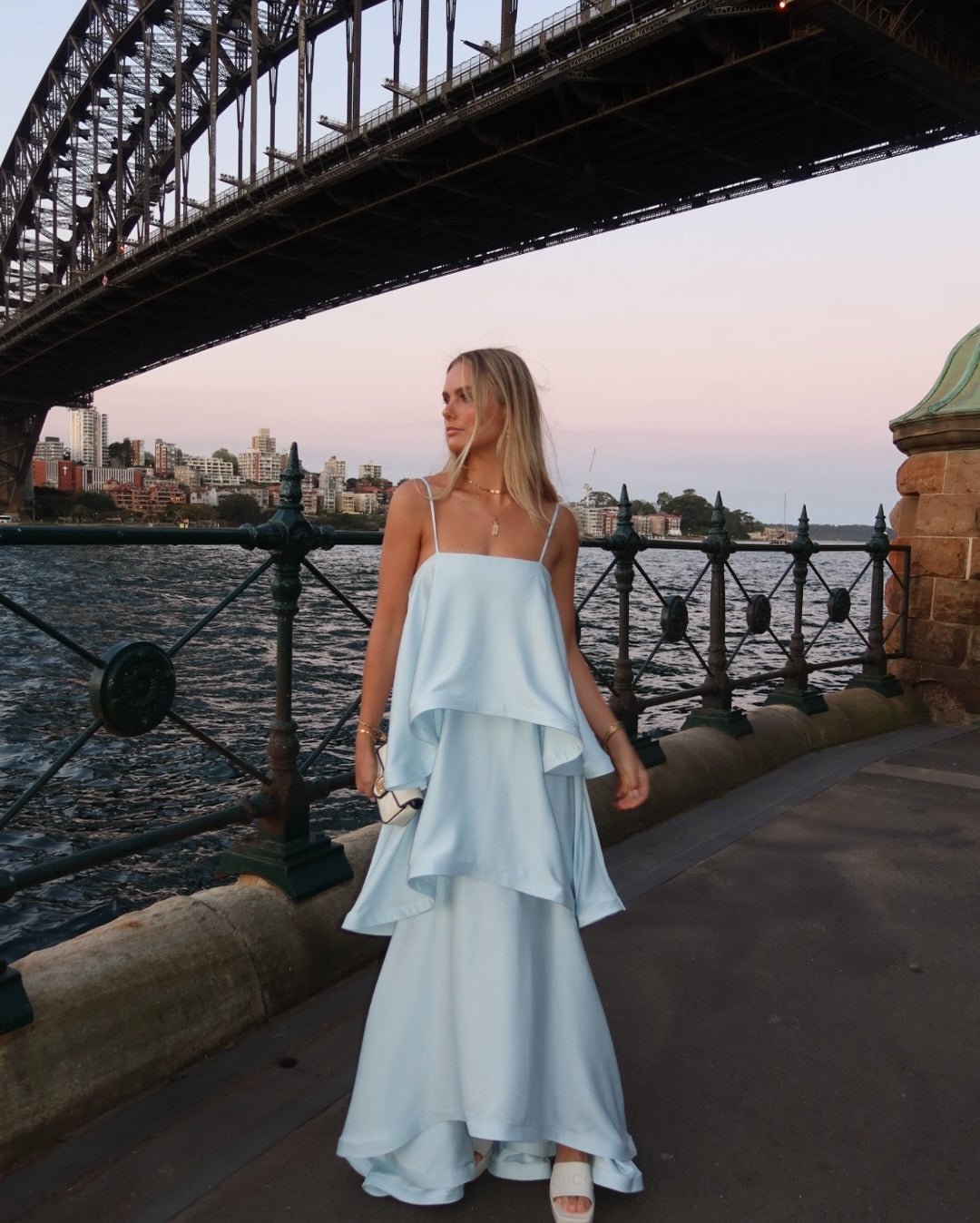 Vestido comprido de cetim com folhos em camadas Nadia