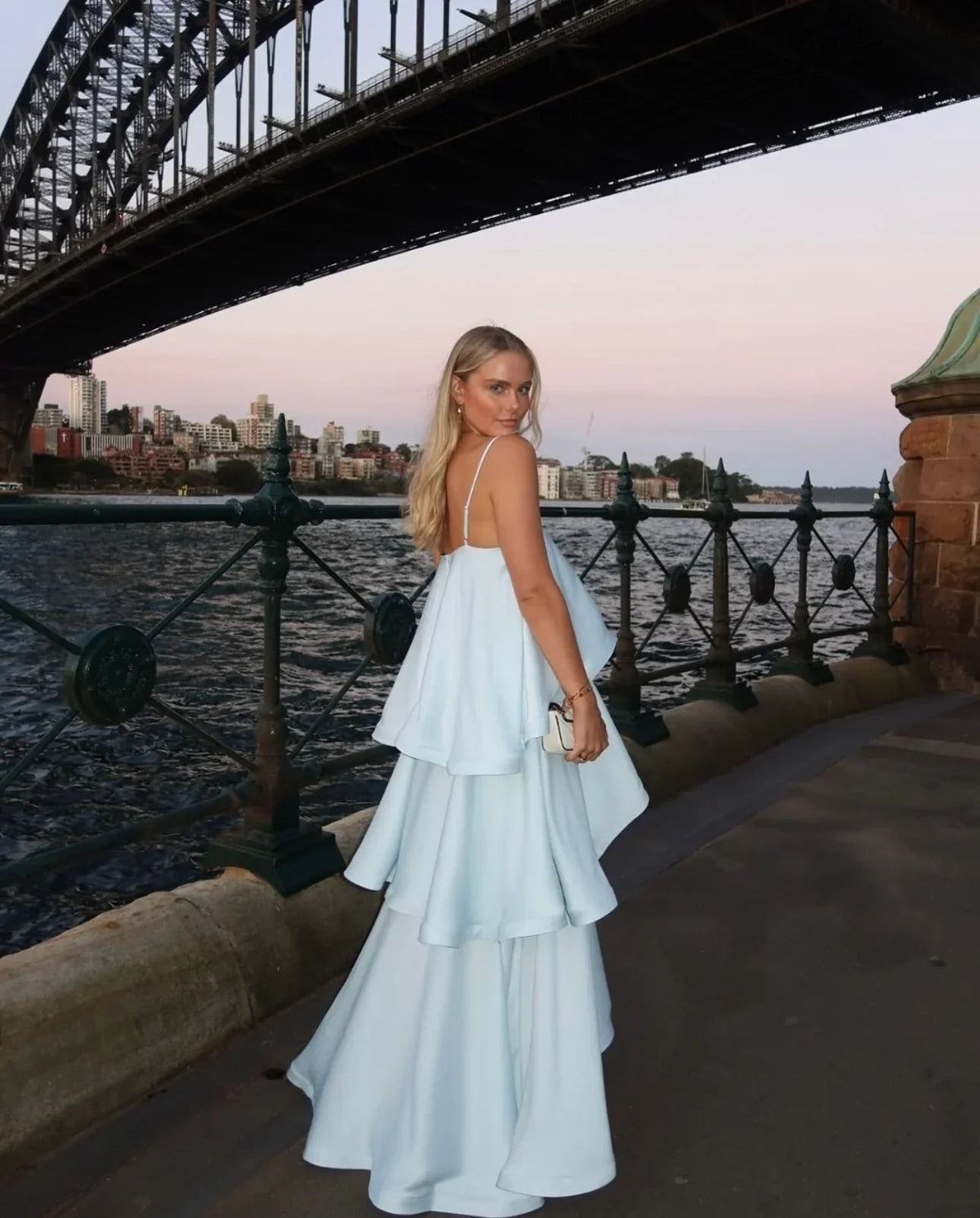 Vestido comprido de cetim com folhos em camadas Nadia