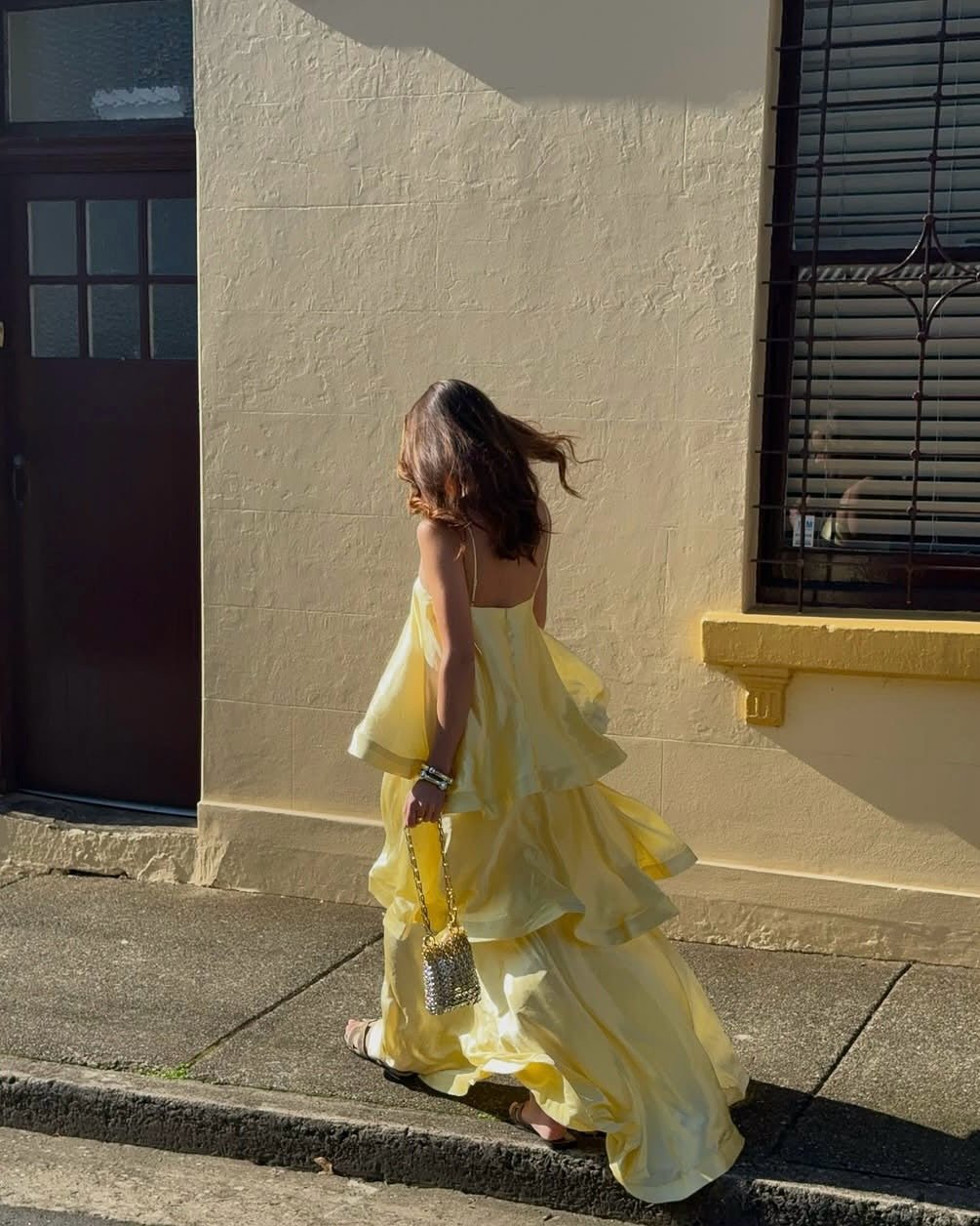Vestido comprido de cetim com folhos em camadas Nadia