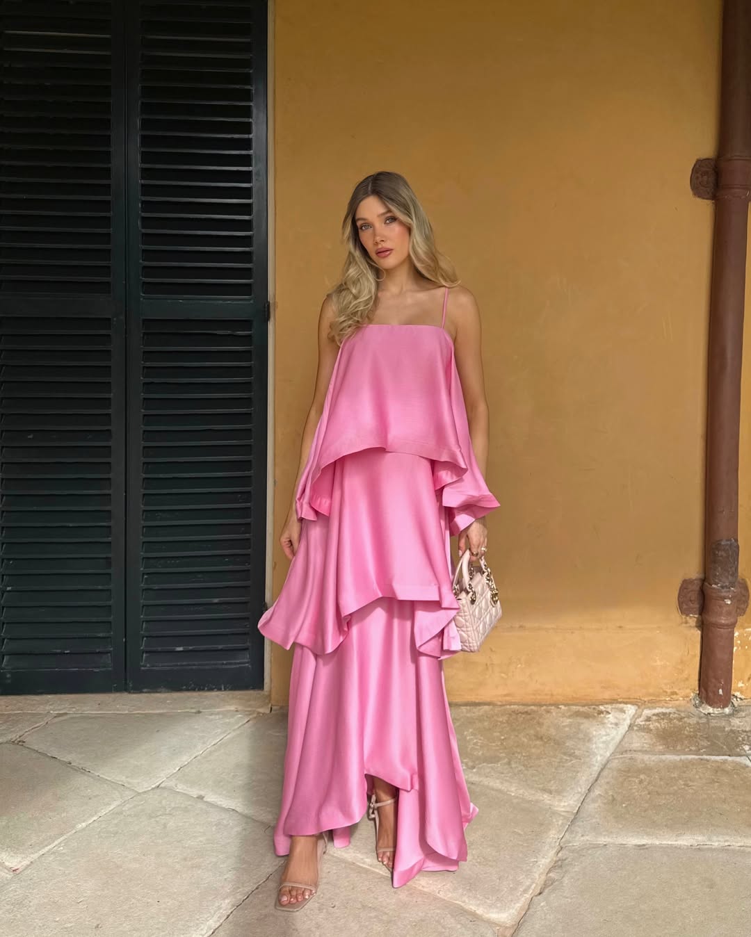 Vestido comprido de cetim com folhos em camadas Nadia