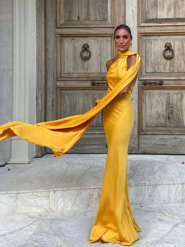 Vestido de cetim com decote halter e costas descobertas Noor