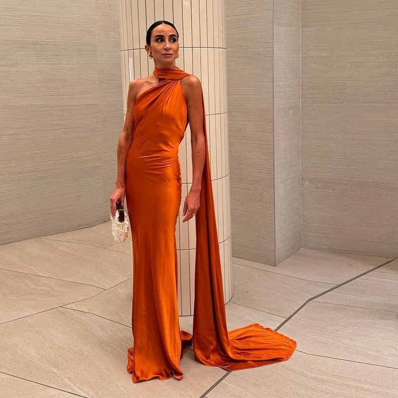 Vestido de cetim com decote halter e costas descobertas Noor