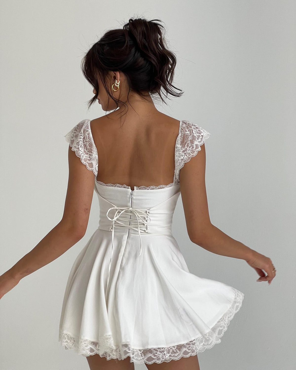 Vestido mini de renda com laço atrás Nora