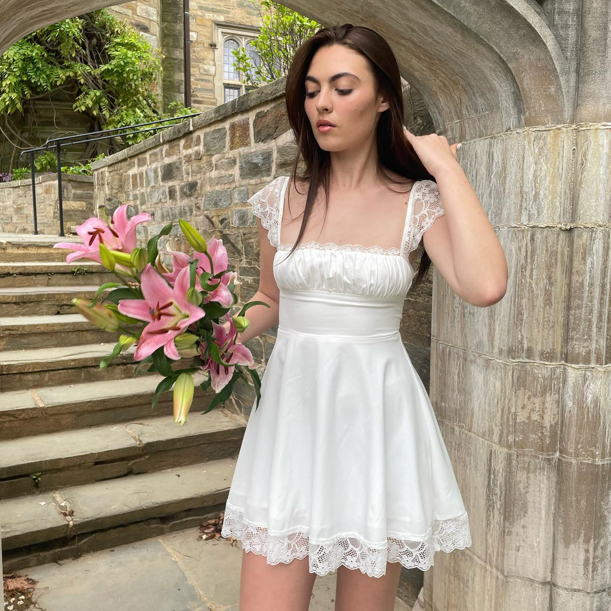 Vestido mini de renda com laço atrás Nora