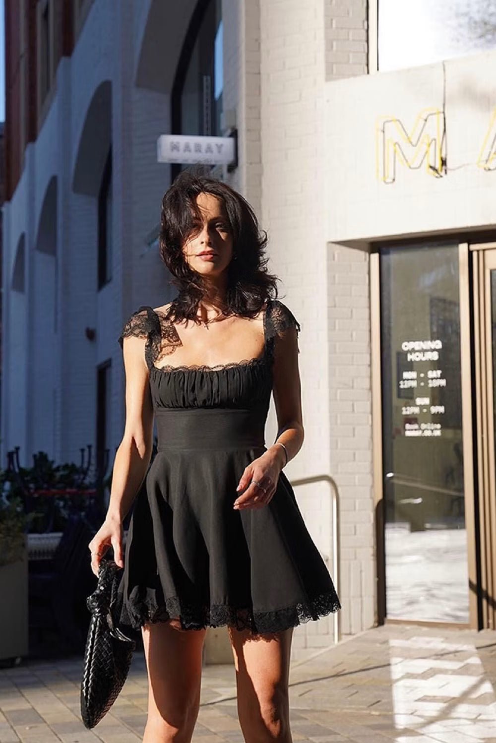Vestido mini de renda com laço atrás Nora