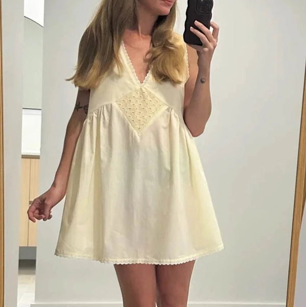 Vestido boho curto com acabamento em renda Olivia