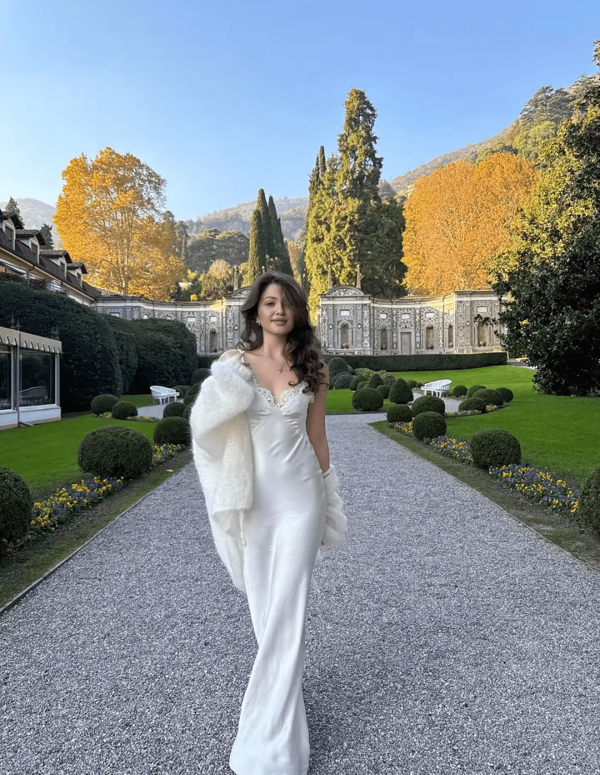 Vestido comprido Piper em cetim com renda