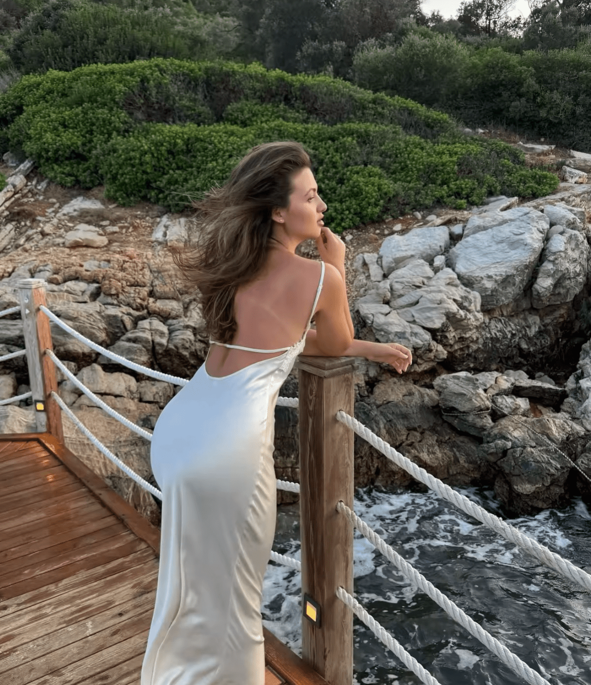 Vestido comprido Piper em cetim com renda