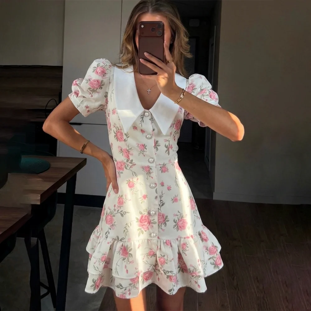 Vestido mini estampado com decote em V e folhos