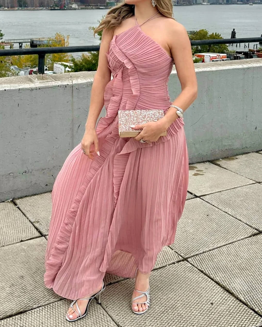 Vestido de cerimónia em linha A com decote halter Renata