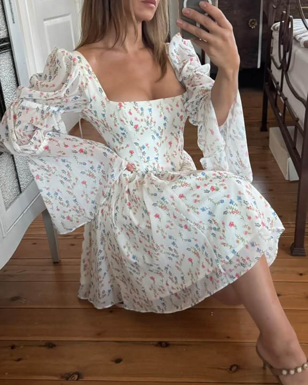 Vestido curto de ombros descobertos com folhos Rose