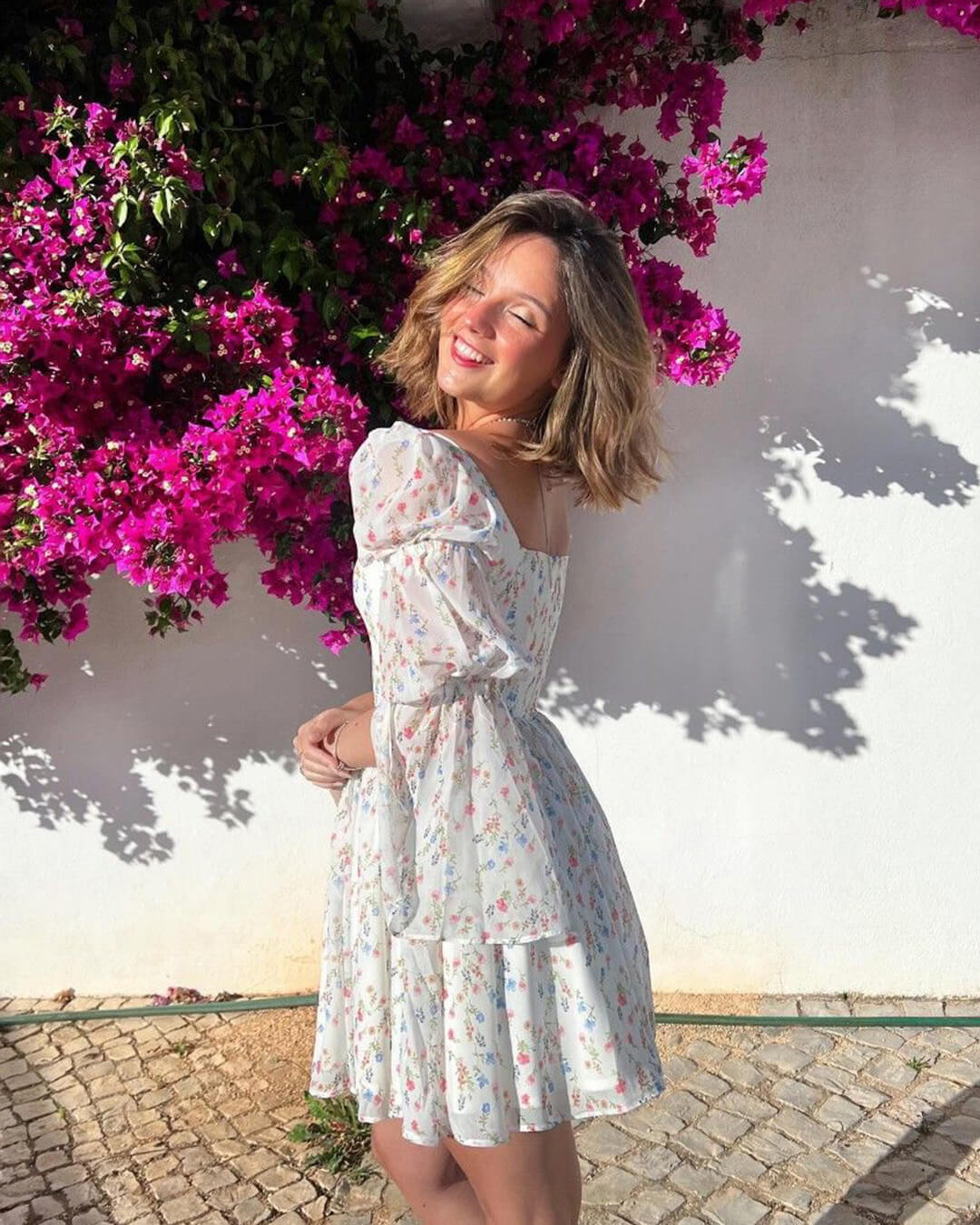 Vestido curto de ombros descobertos com folhos Rose