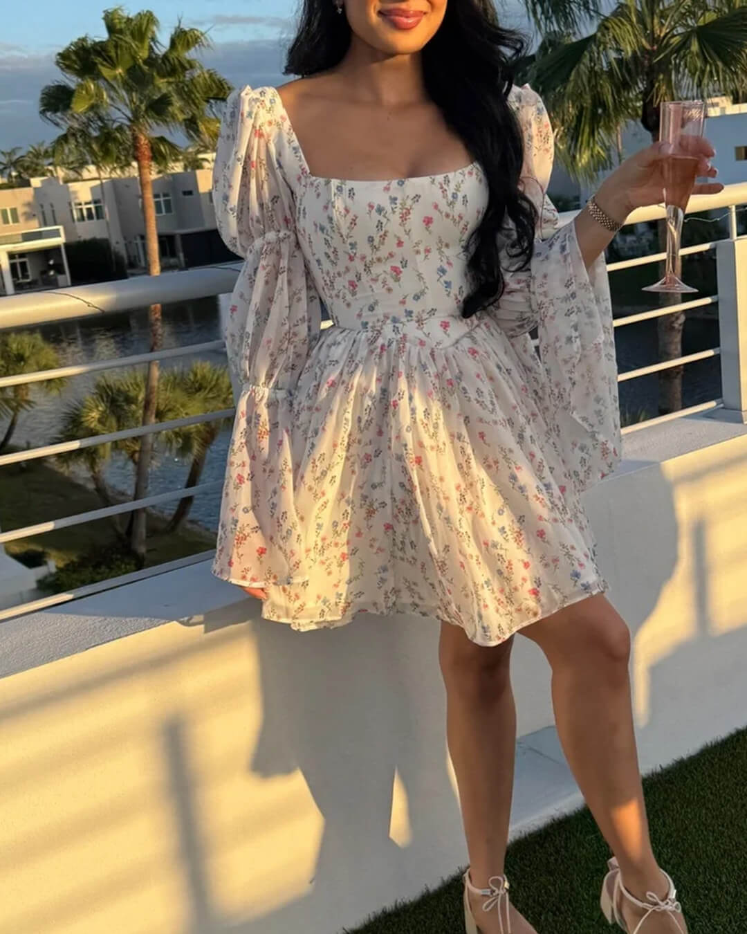 Vestido curto de ombros descobertos com folhos Rose