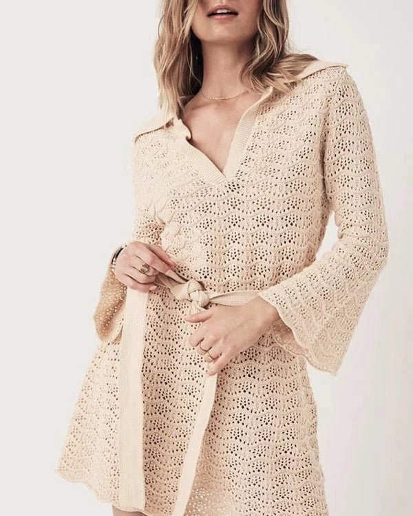 Vestido com decote em V e recortes Rose