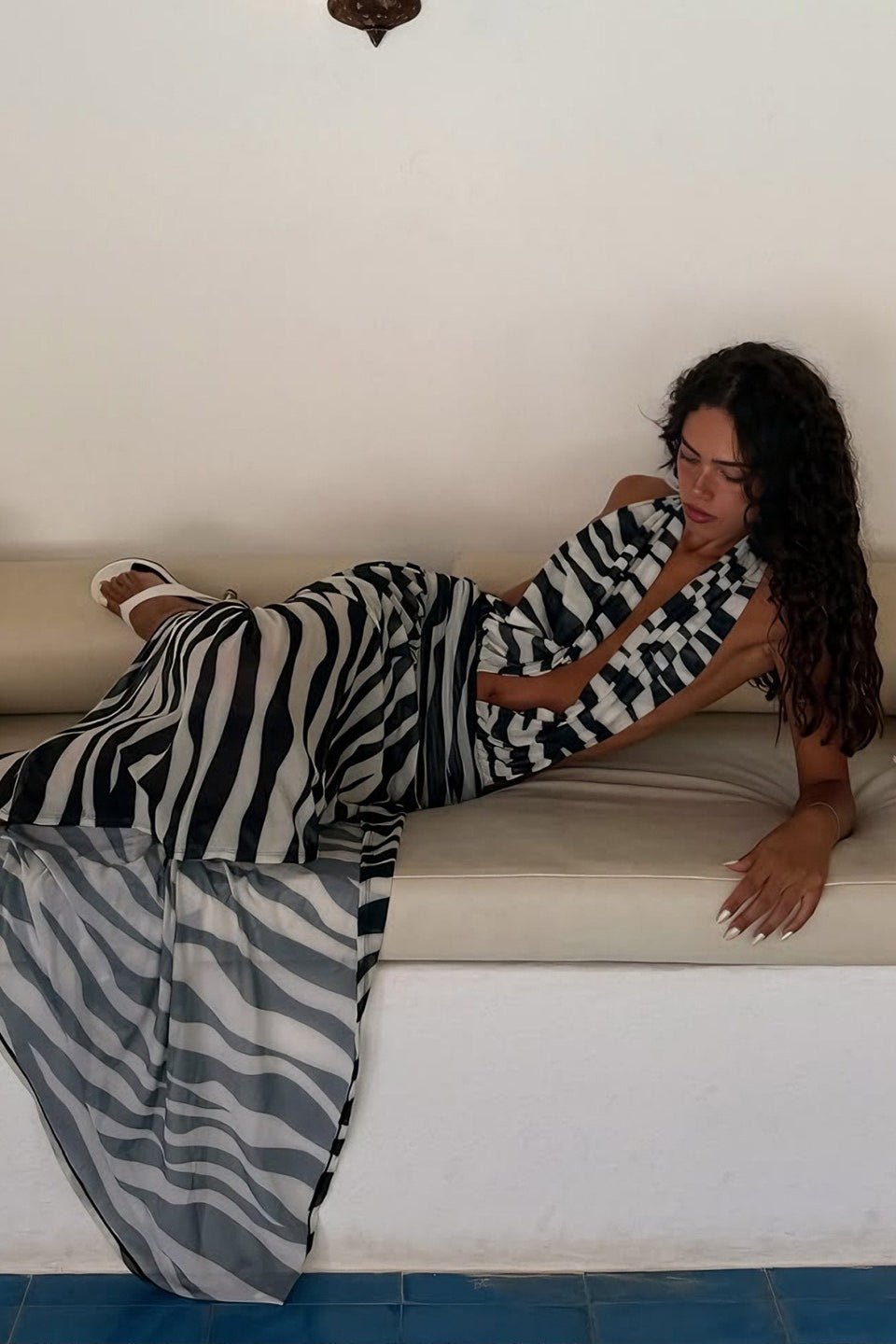 Vestido comprido com recortes e padrão de zebra Sara