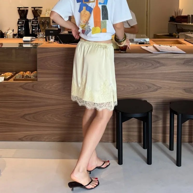 Mini saia Saskia em cetim com aplicações de renda